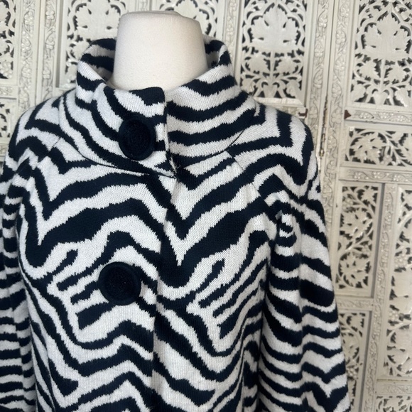 John Paul Richard Petite Black & White Animal Zebra Print 3/4 Sleeve Cardigan - Picture 2 of 9